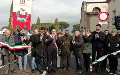 Parco verde, marciapiedi e sagrato della chiesa al posto del casello autostradale di Carraia: inaugurata l’area riqualificata